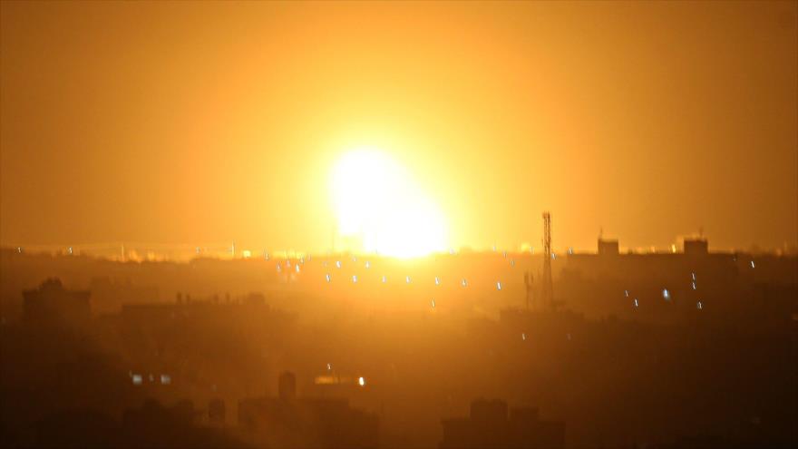 Una columna de humo y fuego se levanta en un área de la ciudad de Gaza por ataques de aviones israelíes, 15 de noviembre de 2019. (Foto: AFP)