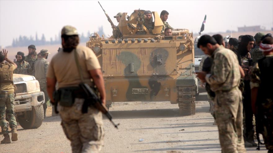 Grupos armados respaldados por Turquía, en una región entre las ciudades de Tal Abyad y Kobani, en norte de Siria, 24 de octubre de 2019. (Foto: AFP)