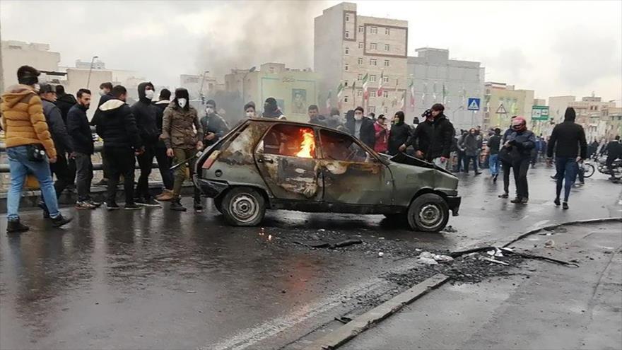 Un automóvil en llamas durante los disturbios ocurridos en Teherán, la capital de Irán, 16 de noviembre de 2019. (Foto: AFP)