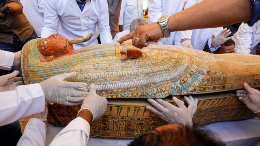 Uno de los sarcófagos de 3500 años de antigüedad hallados en una necrópolis de Egipto.