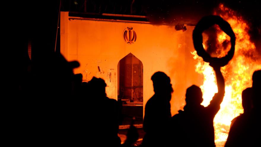 Los manifestantes iraquíes incendian el consulado de Irán en la ciudad sagrada de Nayaf, 27 de noviembre de 2019. (Foto: AFP)