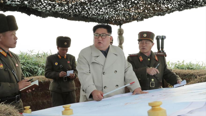 El líder norcoreano, Kim Jong-un, en su visita a un destacamento militar en la isla Changri, 25 de noviembre de 2019. (Foto: AFP)