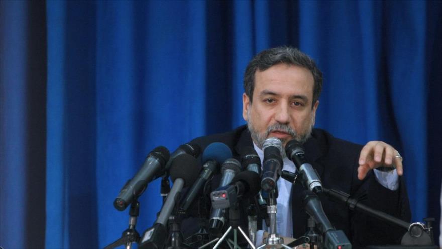 El vicecanciller de Irán para Asuntos Políticos, Seyed Abás Araqchi, habla en una rueda de prensa en Teherán, la capital del país.