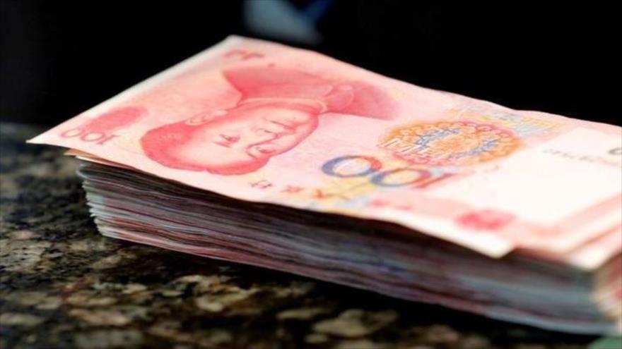 Billetes de 100 yuanes chinos se ven en un mostrador de una sucursal de un banco comercial en Pekín, China, 30 de marzo de 2016. (Foto: Reuters)