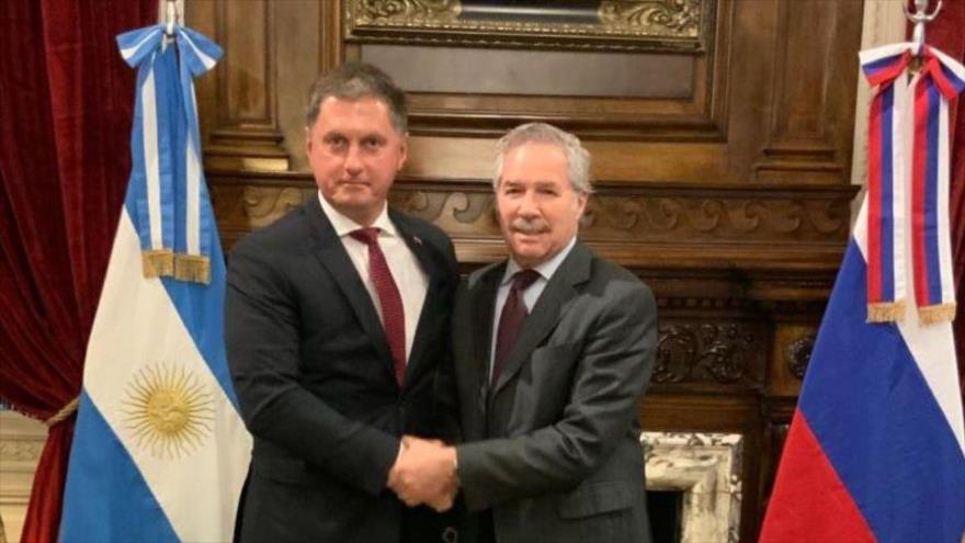 El embajador de Rusia en Argentina, Dmitry Feoktistov, en un encuentro con el diputado argentino, Felipe Solá (drcha.), 27 de noviembre de 2019.