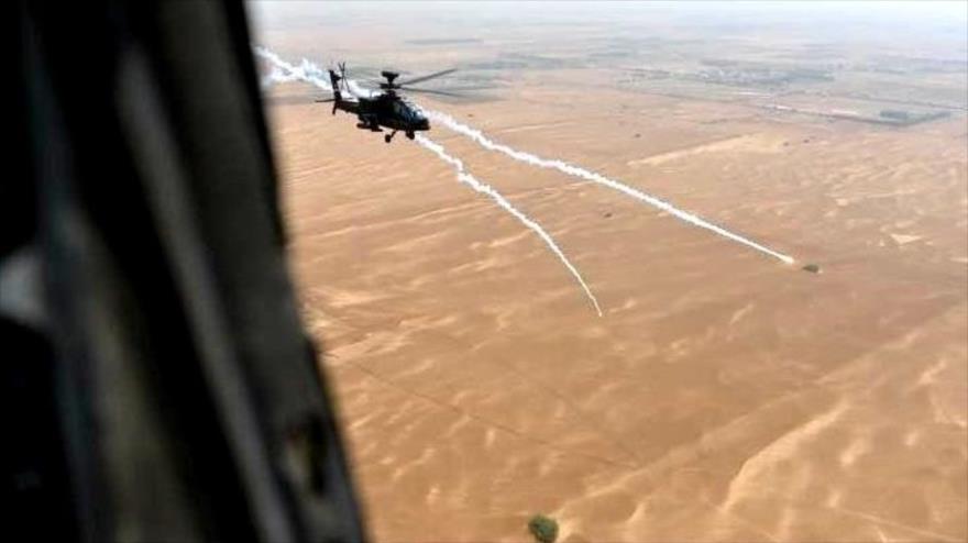 Un helicóptero apache de Arabia Saudí durante una ofensiva contra el territorio yemení (Foto: yemen-press)