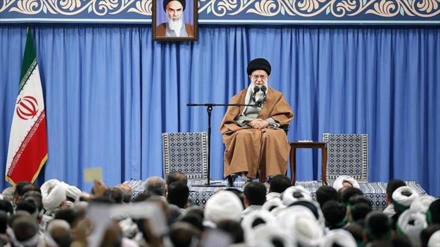 El Líder de la Revolución Islámica de Irán, el ayatolá Seyed Ali Jamenei, en un encuentro en Teherán, 27 de noviembre de 2019. (Foto: Tasnim)