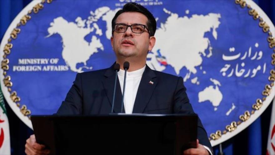 El portavoz de la Cancillería iraní, Seyed Abás Musavi, habla durante una rueda de prensa.