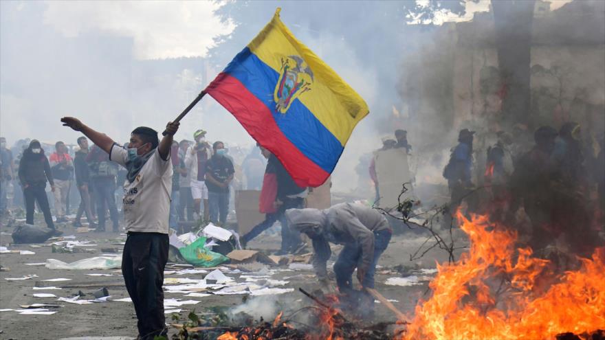 Un ecuatoriano porta una bandera nacional durante las protestas en Quito, Ecuador, 12 de octubre de 2019. (Foto: AFP)