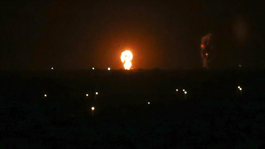 Aviones israelíes atacan la localidad de Jan Yunis, en el sur de la Franja de Gaza, 27 de noviembre de 2019. (Foto: AFP)