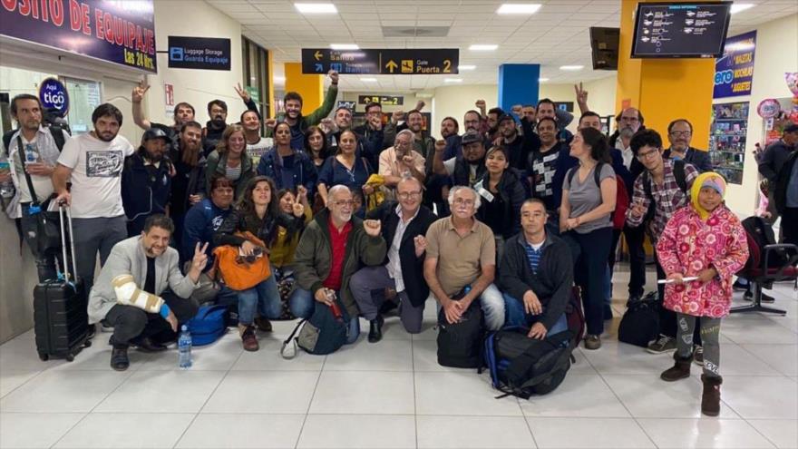 Delegación de activistas argentinos a su llegada al aeropuerto de Santa Cruz, Bolivia, 29 de noviembre de 2019. 