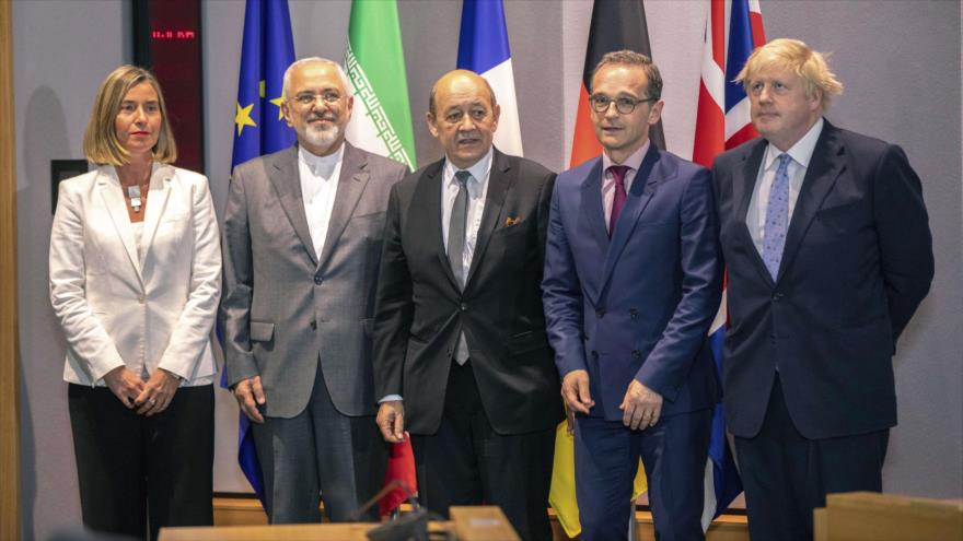 El canciller iraní, Mohamad Yavad Zarif (2.º izq.), se reúne con varios homólogos en Bruselas, Bélgica, 15 de mayo de 2018. (Foto: AFP)