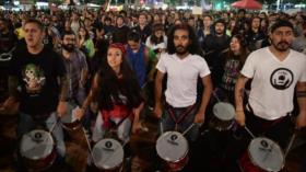 Manifestantes colombianos irrumpen con tambores en las calles