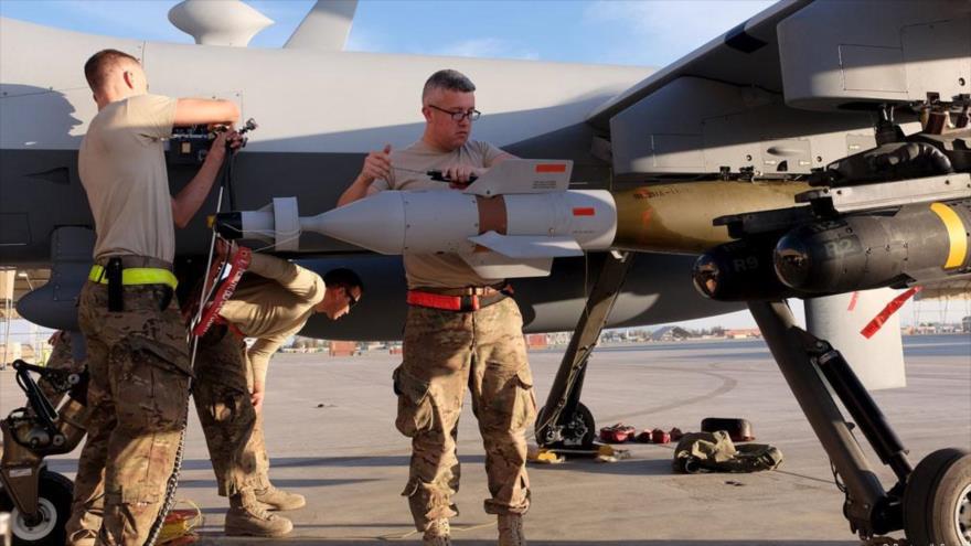 Las fuerzas estadounidenses equipan a un dron con misiles en Afganistán.