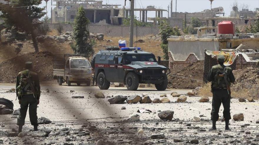 Un coche blindado de la Policía Militar de Rusia patrulla en las regiones norteñas de Siria.