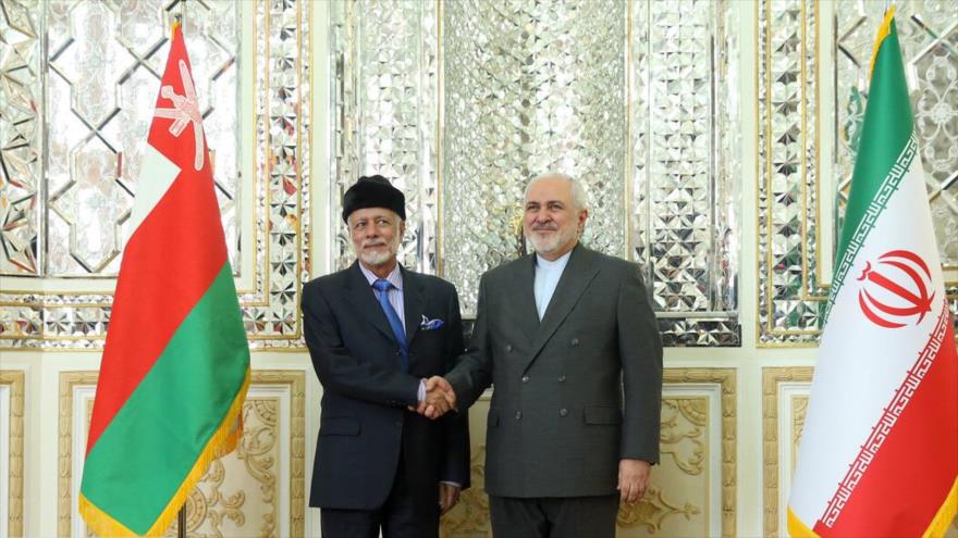 El canciller iraní, Mohamad Yavad Zarif, (dcha.) recibe a su par omaní, Yusuf bin Alawi bin Abdulá, Teherán, 2 de diciembre de 2019. (Foto: IRNA)