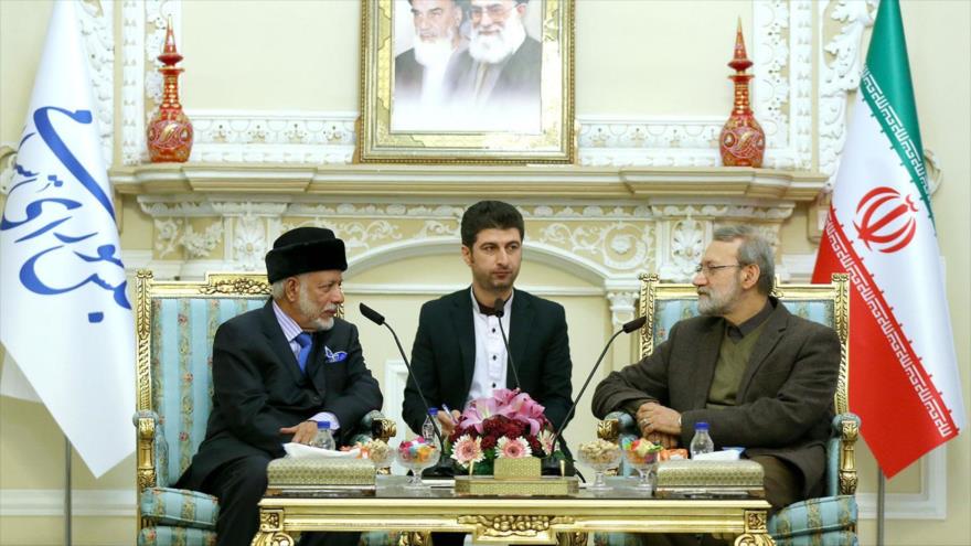 El presidente del Parlamento iraní, Ali Lariyani (dcha.), y el canciller omaní, Yusuf bin Alawi bin Abdulá, en Teherán, 2 de diciembre de 2019. (Foto: Icana)