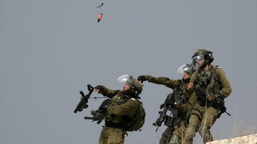 Fuerzas israelíes lanzan gases lacrimógenos contra los manifestantes palestinos en la ocupada Cisjordania, 15 de noviembre de 2019. (Foto: AFP)