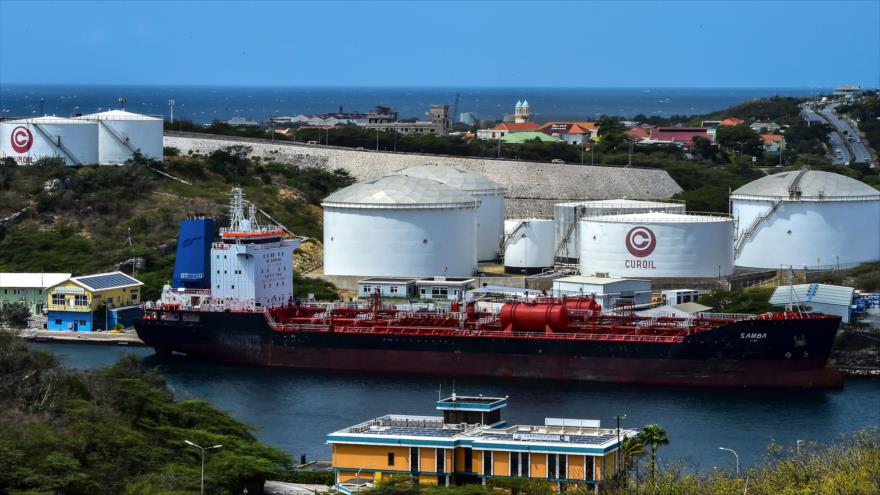 Un petrolero cerca de la refinería Isla, administrada por Petróleos de Venezuela (PDVSA), en Willemstad, en la isla de Curazao, 22 de febrero de 2019. (Foto: AFP)