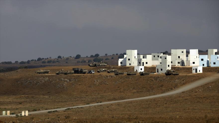Vehículos militares israelíes se colocan cerca del asentamiento ilegal Merom en los altos del Golán ocupado, 9 de septiembre de 2019. (Foto: AFP) 