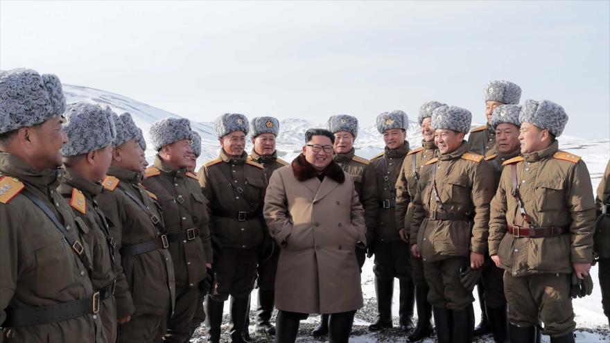 El líder norcoreano, Kim Jong-un (centro) en Ryanggang, Corea del Norte. (Foto: agencia oficial norcoreana KCNA publicada el 4 de diciembre de 2019)