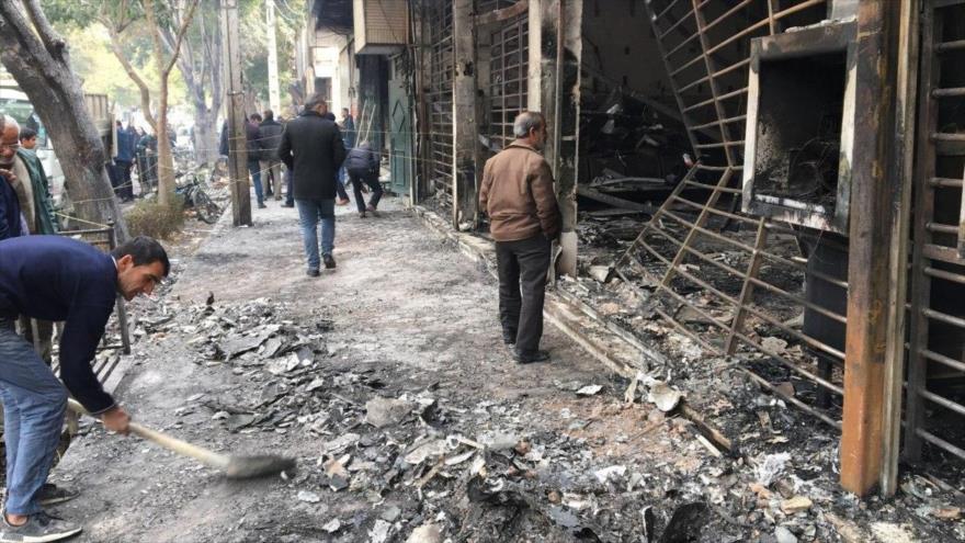 Un banco incendiado por un grupo de alborotadores durante las protestas en ciudad de Isfahán, centro de Irán, 17 de noviembre de 2019. (Foto: AFP)
