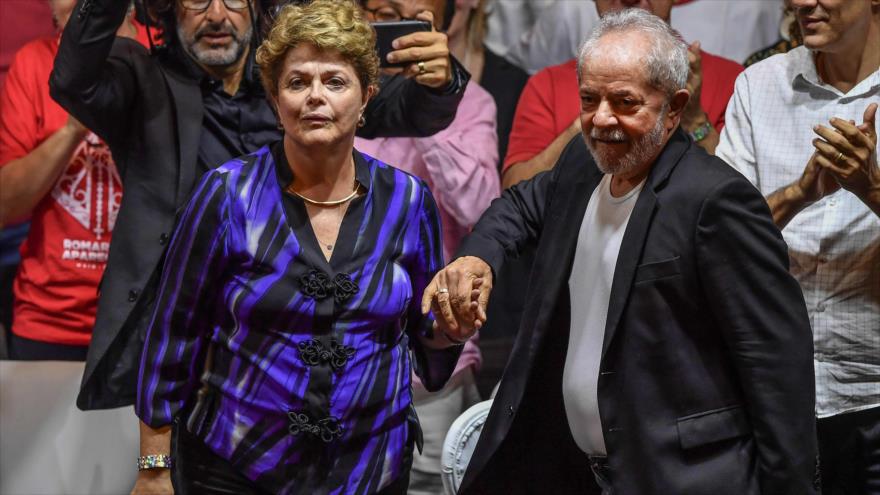 Los expresidentes de Brasil Luiz Inácio Lula da Silva (dcha.) y Dilma Rousseff, Brasil, 22 de noviembre de 2019. (Foto: AFP)