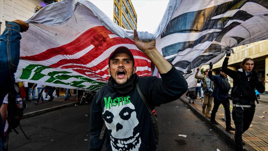 Estudiantes colombianos participan en una protesta contra el presidente Iván Duque en Bogotá, la capital, 4 de diciembre de 2019. (Foto: AFP)