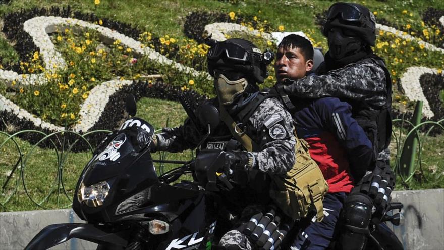 Agentes de policía detienen a un partidario del depuesto presidente boliviano Evo Morales en La Paz, 21 de noviembre de 2019. (Foto: AFP)