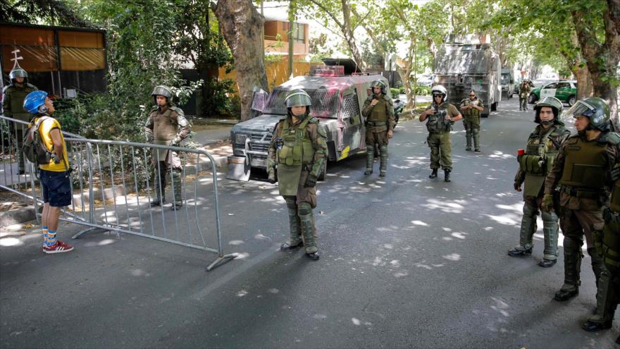 La policía de Chile cerca la casa del presidente chileno, Sebastián Piñera, en Santiago, la capital, 1 de diciembre de 2019. (Foto: AFP)