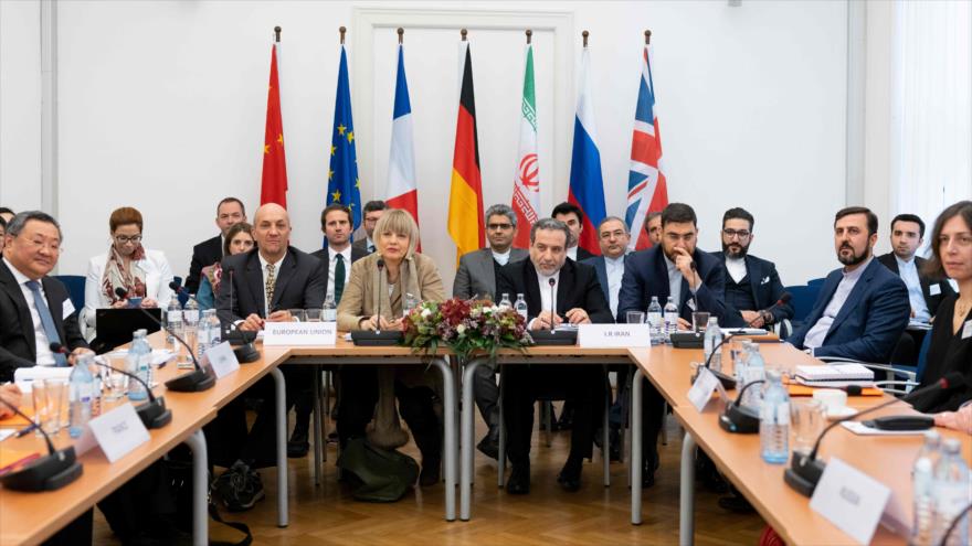 El vicecanciller iraní, Abás Araqchi (dcha.) durante una reunión de la Comisión del JCPOA en Viena (Austria), 6 de diciembre de 2019. (Foto: AFP)