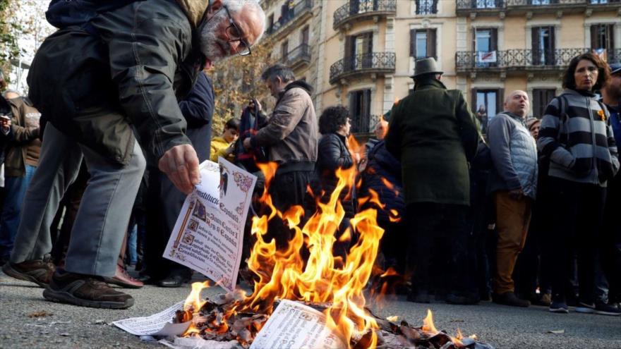 Vídeo: Independentistas catalanes queman la Constitución española | HISPANTV