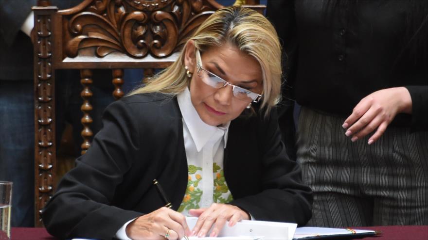 La autoproclamada presidenta interina de Bolivia promulga la ley para convocar nuevas elecciones generales, 24 de noviembre de 2019. (Foto: AFP)