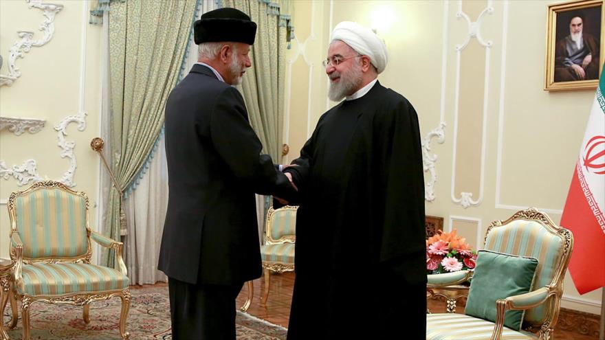 El presidente de Irán, Hasan Rohani (dcha.), y el canciller omaní, Yusuf bin Alawi bin Abdulá, en Teherán, 3 de diciembre de 2019. (Foto: president.ir)
