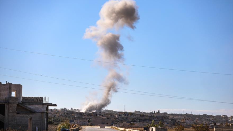 Una columna de humo en la ciudad de Kafr Ruma, en el sur de Idlib, en el noroeste de Siria, luego de un ataque aéreo, 3 de diciembre de 2019. (Foto: AFP)