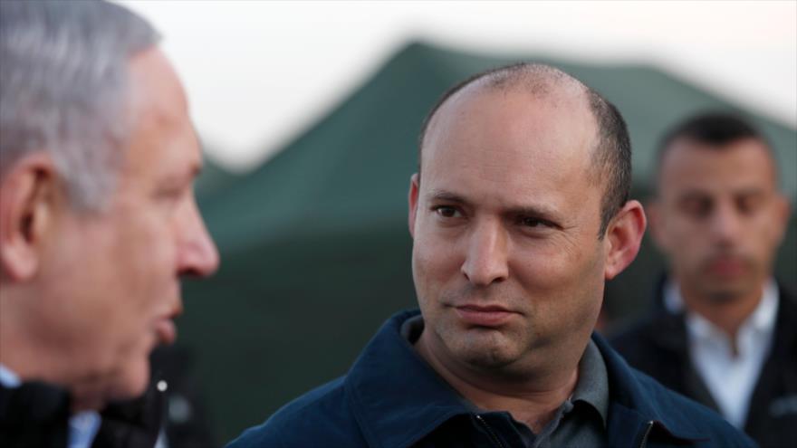 El ministro israelí de asuntos militares, Naftali Bennett (dcha.), en los ocupados altos del Golán sirios, 24 de noviembre de 2019. (Foto: AFP)