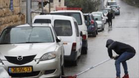 Colonos vándalos israelíes dañan 160 coches palestinos en Al-Quds