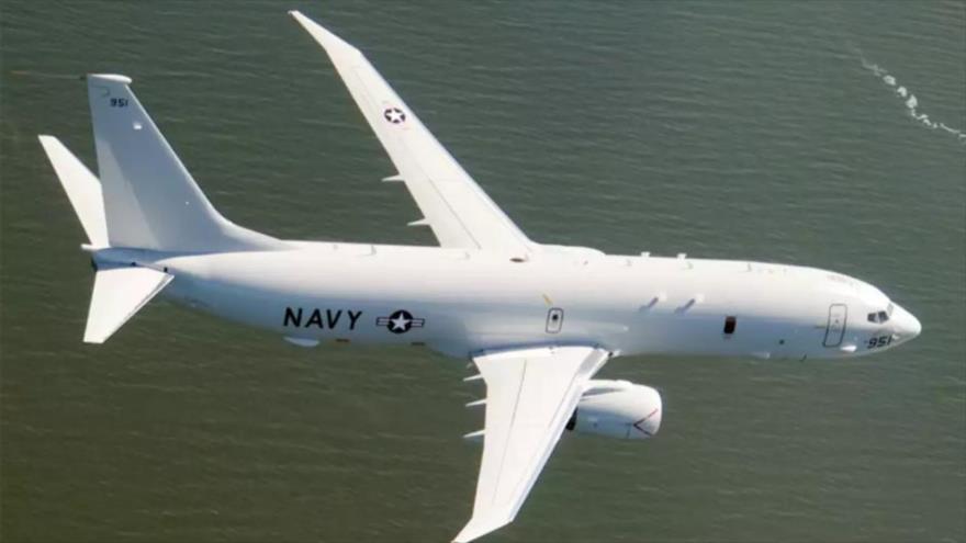Avión espía Poseidon-8 de la Marina estadounidense en pleno vuelo.