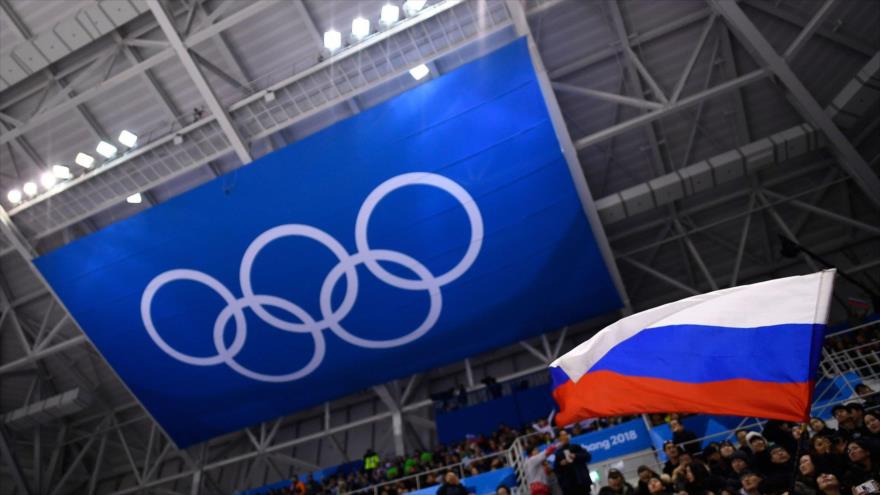 Bandera nacional rusa ondea en un estadio durante los JJ.OO. de Invierno 2018.