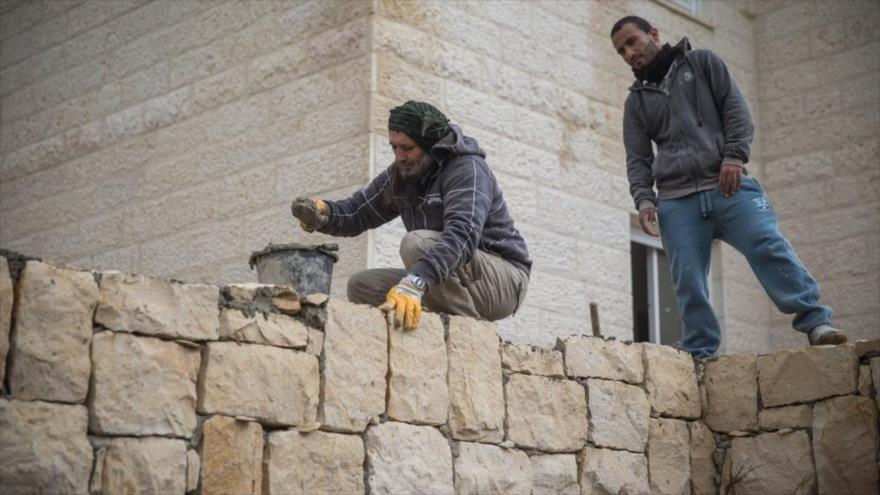 Trabajadores de la construcción palestinos en un sitio en Beitar Illit, un asentamiento israelí, situado en el sur de Al-Quds (Jerusalén)