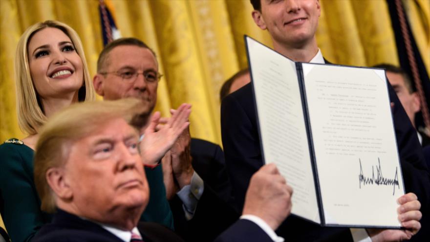 El presidente de EE.UU., Donald Trump, muestra una orden ejecutiva proisraelí en un acto en la Casa Blanca, 11 de diciembre de 2019. (Foto: AFP)