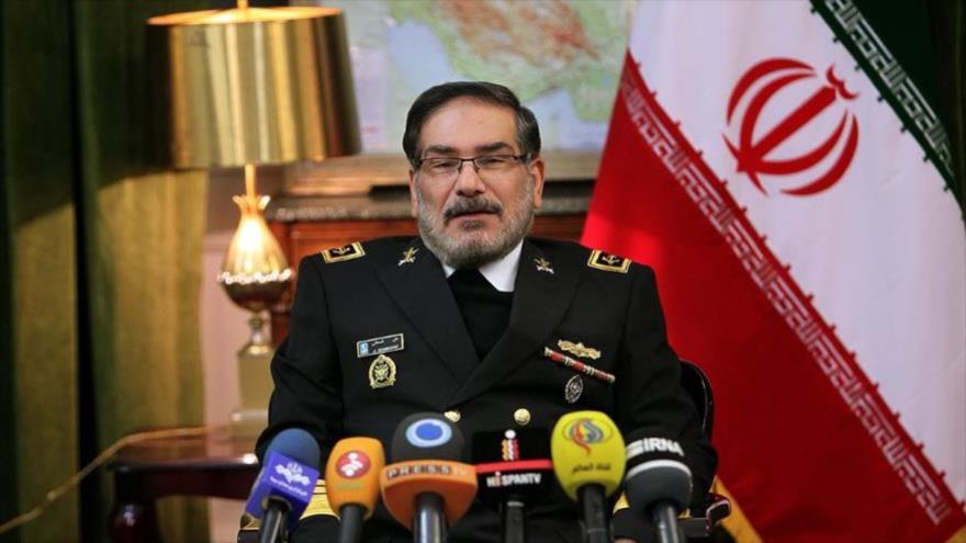 El secretario del Consejo Supremo de Seguridad Nacional de Irán, Ali Shamjani, da una rueda de prensa.