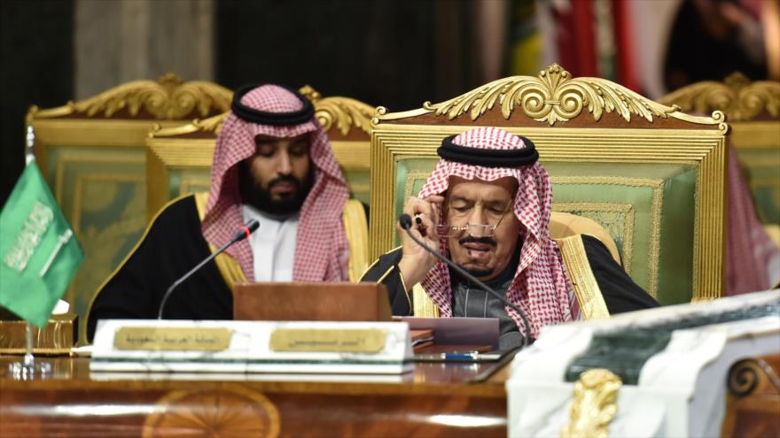 El rey saudí, Salman bin Abdulaziz Al Saud (dcha.), y el príncipe heredero saudí, Muhamad bin Salman, en Riad, 10 de diciembre de 2019. (Foto: AFP)
