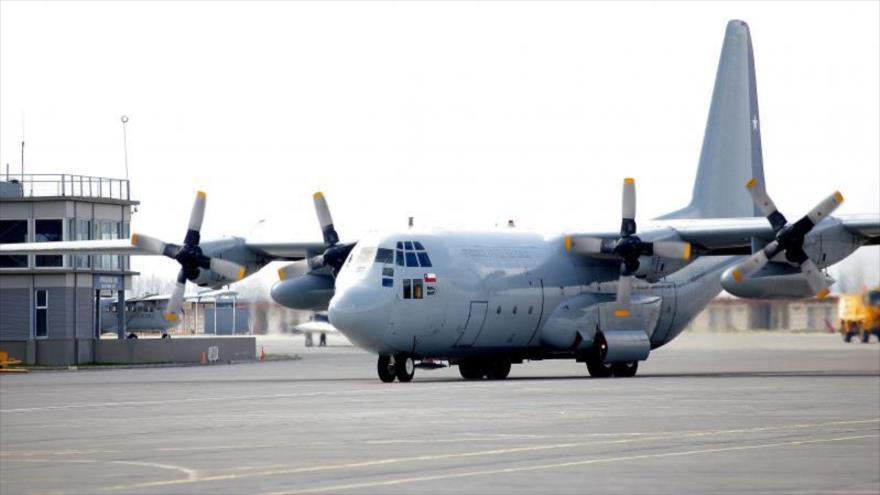 Un avión C 130 Hércules de la Fuerza Aérea de Chile en la pista de aterrizaje de algún aeródromo chileno.