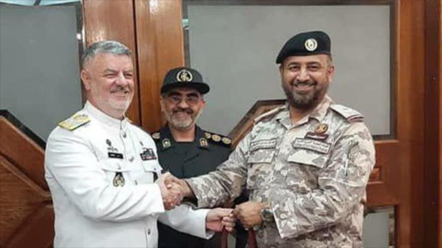 El comandante de la Fuerza Naval del Ejército de Irán, Hosein Janzadi y su par catarí en Doha, 12 de diciembre de 2019.