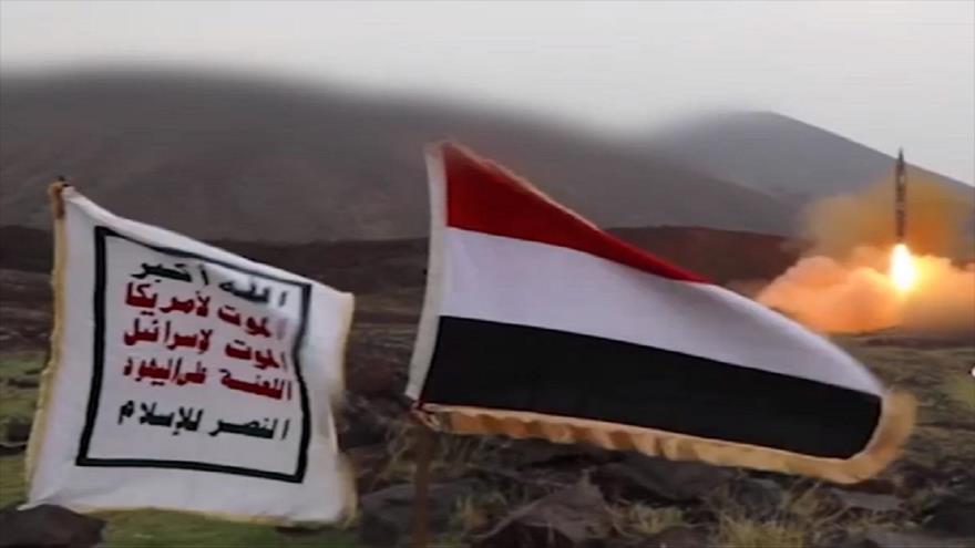 Momento del lanzamiento de un misil balístico yemení contra posiciones del Ejército saudí.