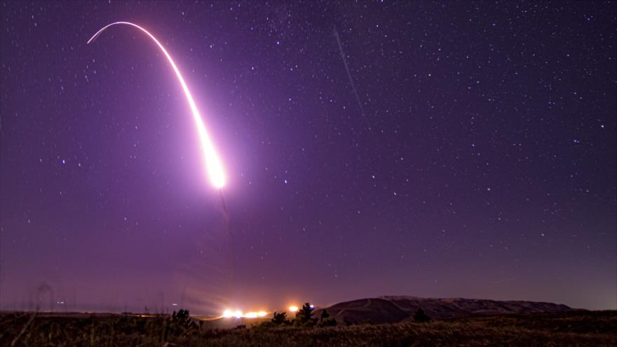 Misil balístico estadounidense Minuteman III lanzado en la Base Vandenberg, California (oeste), 2 de octubre de 2019. (Foto: AFP)
