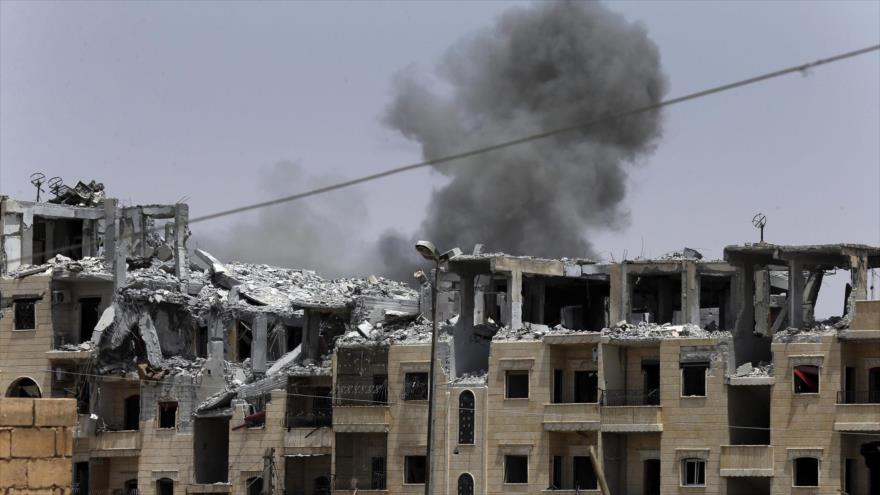 Columna de humo provocada por un ataque de la llamada coalición anti-EIIL en Al-Raqa (norte de Siria), 17 de julio de 2017.