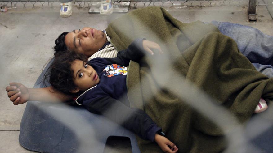 Una niña migrante junto con su padre están en un centro de detención en EE.UU.