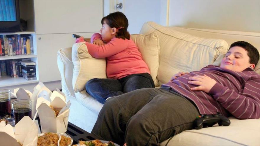 Investigaciones demuestran que niños que ven mucha televisión son propensos a la obesidad.